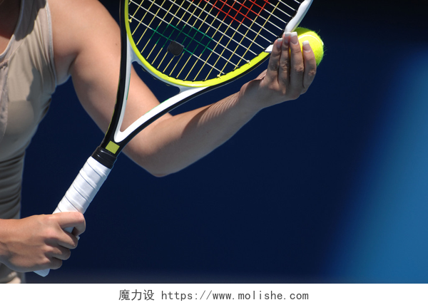 女网球运动员拿着网球球拍准备发球与网球球和球拍的女人